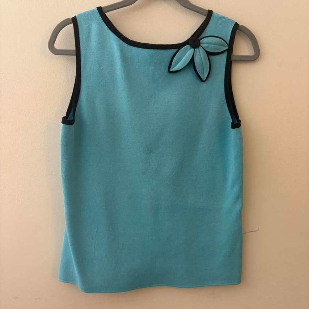Silk blend Mod style sleeveless knit top with black trim and 3d flower size M